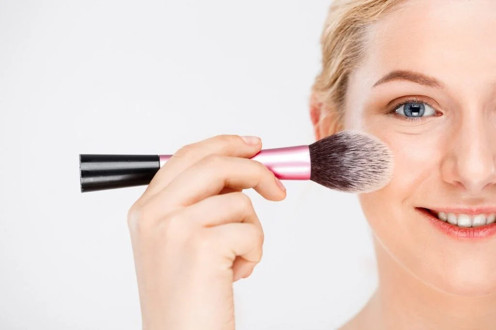  چطور با پنکک یک آرایش طبیعی و زیبا برای کار و مناسبت های روزانه ایجاد کنیم؟